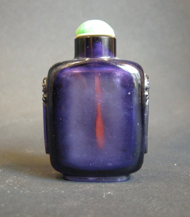 Glass snuff bottle imiting amethyst